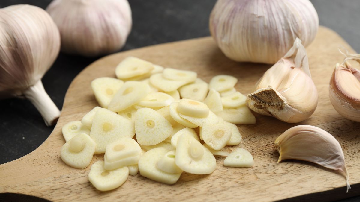 A Simple Trick for Getting Garlic Smell Off Your Hands That Actually Works