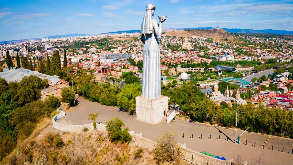 30 Etiquette Rules You Must Follow When Visiting a Historical Monument