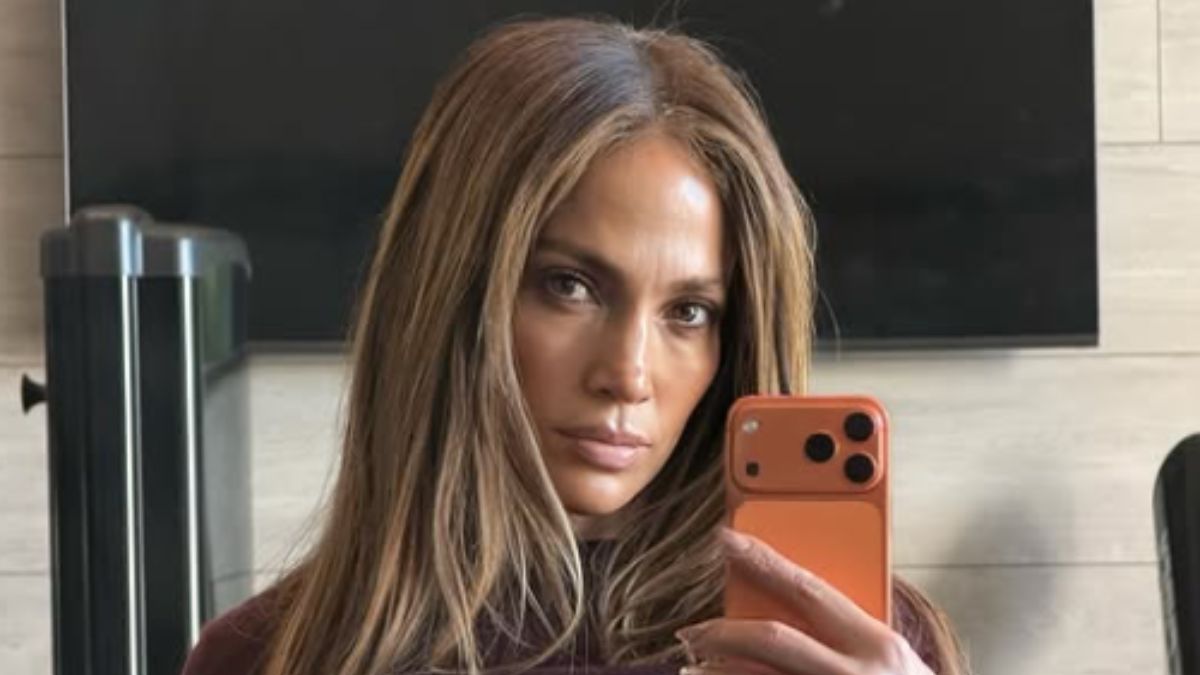 Jennifer Lopez’s Timeless ’90s White Shirt Is Spring’s Must-Try Wardrobe Hero