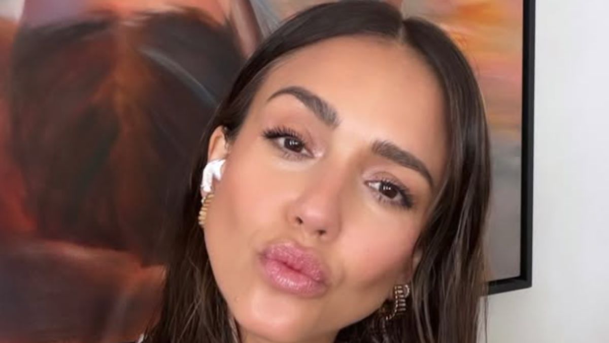 Jessica Alba’s 44-Year-Old Spa-Ready Towel Wrap Is the Ultimate Effortless Throwback Look