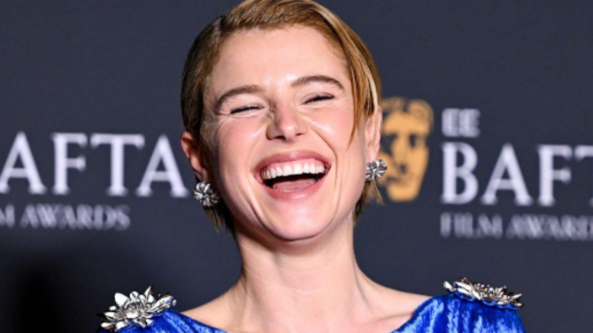Jessie Buckley’s Blue Velvet Chanel Gown Is A Classic Red-Carpet Winner At The 2026 BAFTAs