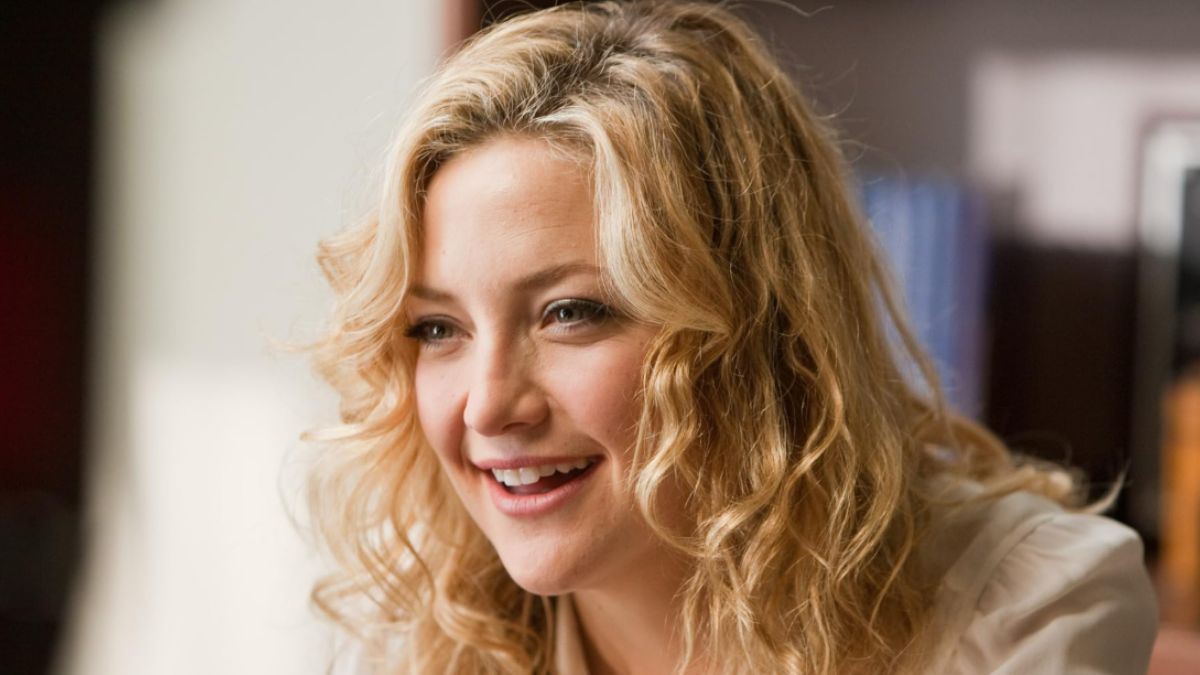 Kate Hudson’s Black Sequin Column Gown with a Midriff Cutout Is the Vanity Fair Oscars Party Look to Beat