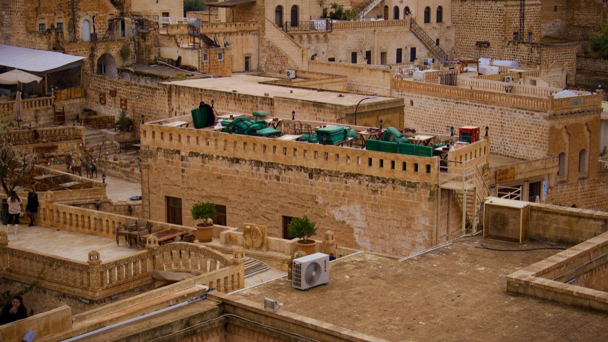 Things You Should Never Wear When Traveling in the Middle East