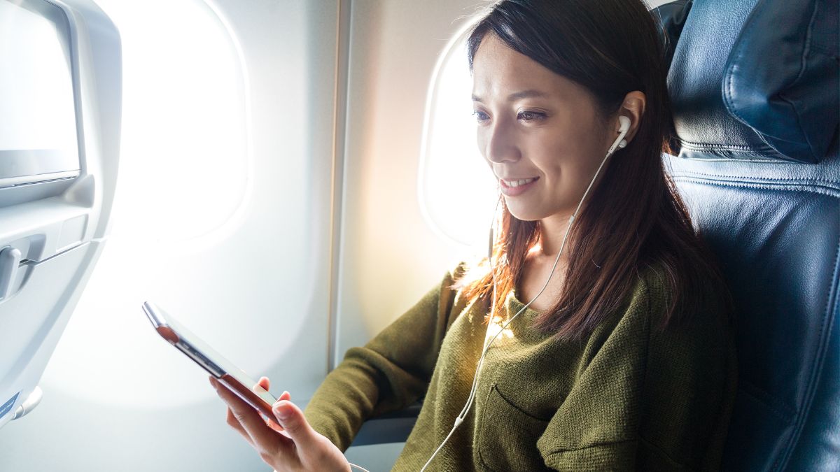 A Flight Attendant Explains Why All Passengers Need to Enable Airplane Mode on Their Phones
