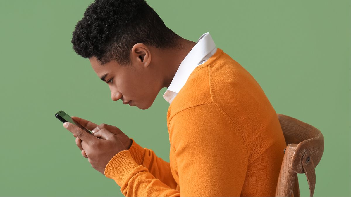 21 Everyday Posture Mistakes That Are Aging Your Spine Faster Than Time