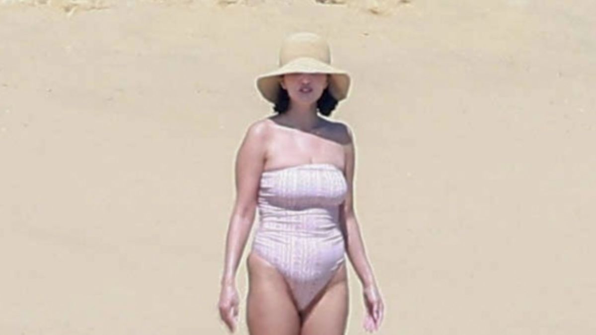 Selena Gomez’s Sleek One-Piece Swimsuit Is The Ultimate Mexican Sun Holiday Look