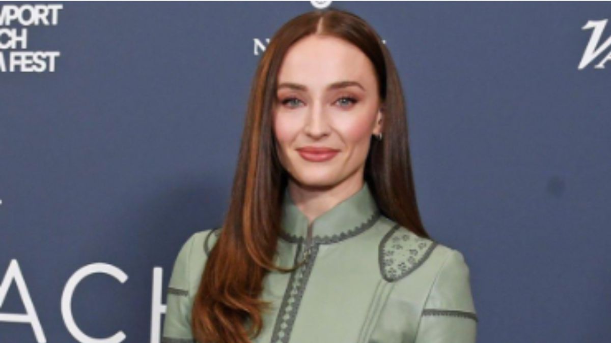 Sophie Turner at 29 Makes a Dark Green Leather Jacket-and-Mini Skirt Set Feel Totally Fresh