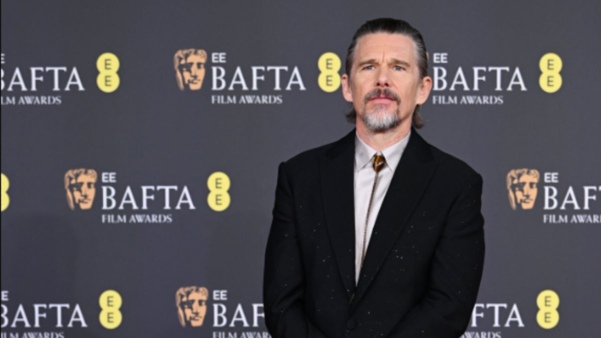 Ethan Hawke’s No-Tie Tailored Suit at the 2026 BAFTAs Is a Masterclass in Modern Red Carpet Dressing