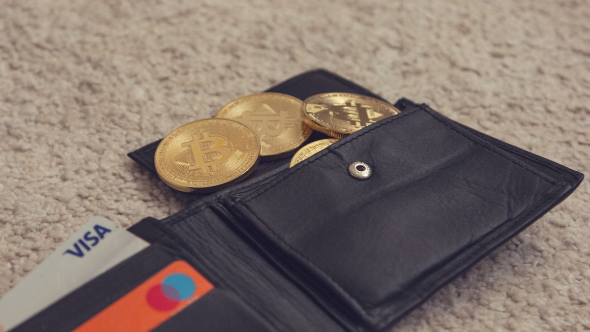 Things You Should Never Keep in Your Wallet Just in Case It Gets Stolen