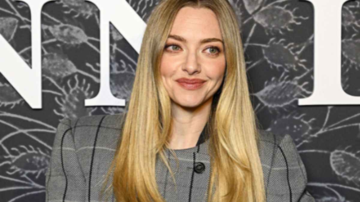 Amanda Seyfried’s Capri Leggings Layering Trick Makes The “Never Again” Pants Feel Polished