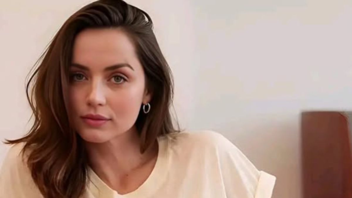Ana de Armas’s Grey Leggings and Microtop Workout Look Is the Athleisure Moment to Try Now