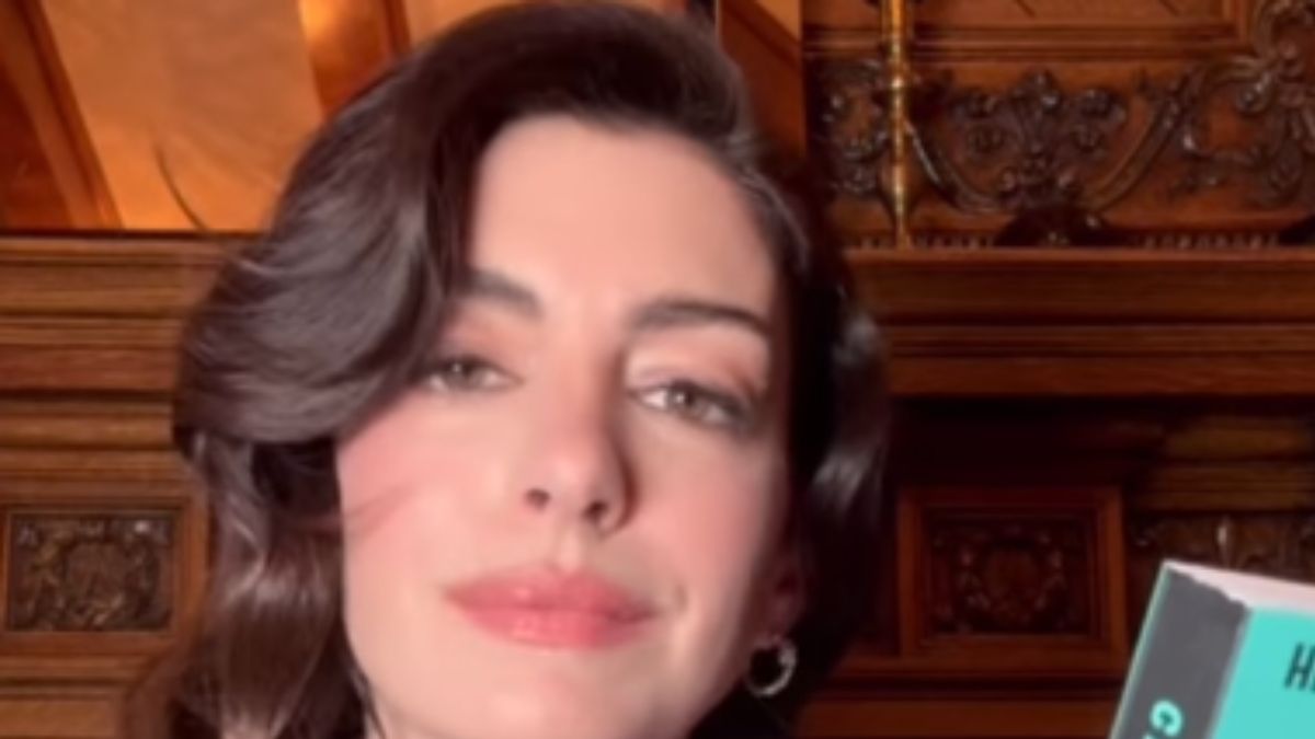 Anne Hathaway’s Eye‑Catching Yellow Plunge Dress Is a Must‑Try Bold Statement Piece for Spring 2026