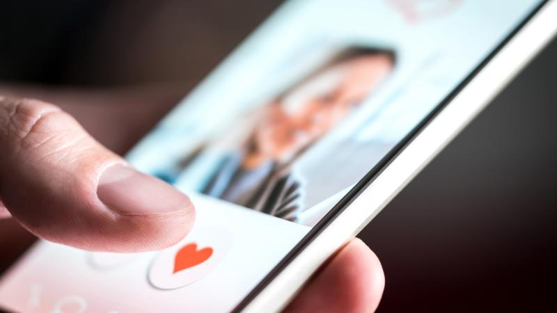 One Lazy Habit Is Sabotaging Men on Dating Apps
