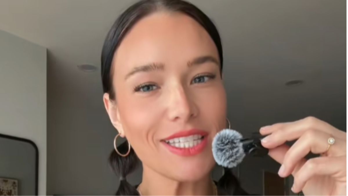 A Flight Attendant Revealed the Most Revolting Things Passengers Do on a Plane: “You Are Savages”