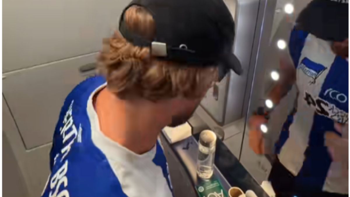 A Man Locked Himself in an Airplane Bathroom for an Hour to Run 3 Miles and the Internet Has Questions