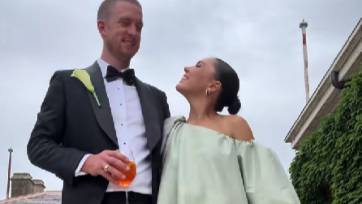 She Paid $1,150 for a Wedding Dress and All Anyone Could Say Was: “You Look Like a Tent”