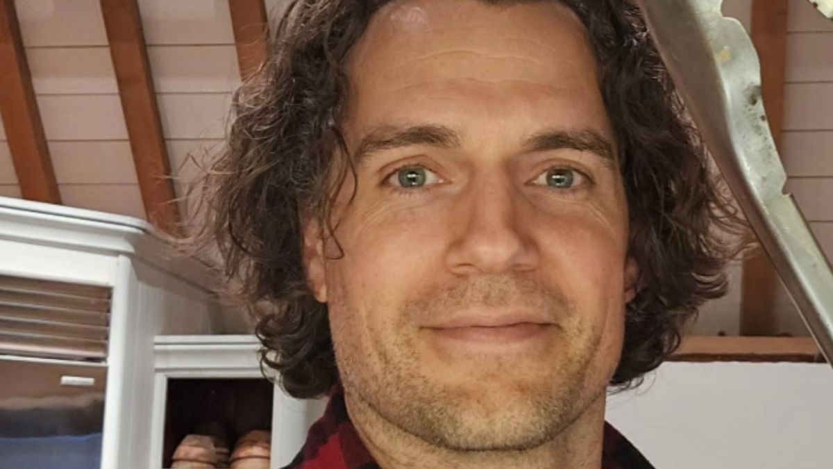 Henry Cavill’s Midnight Blue Double-Breasted Suit With Open-Collar Black Shirt Is the Oscars’ Best Men’s Look