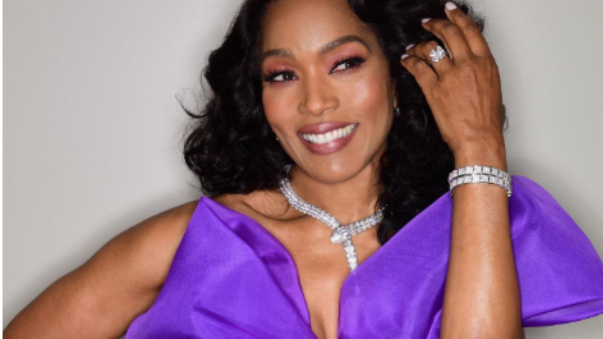 Angela Bassett’s Royal Purple Moschino Gown With Architectural Bow Detail Is the Most Regal Oscars Look in Recent Memory