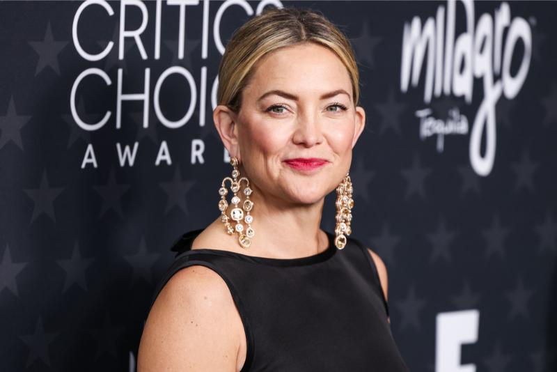 Kate Hudson’s Fire-Red Dress And Leather Gloves Are A Bold Luncheon Power Move