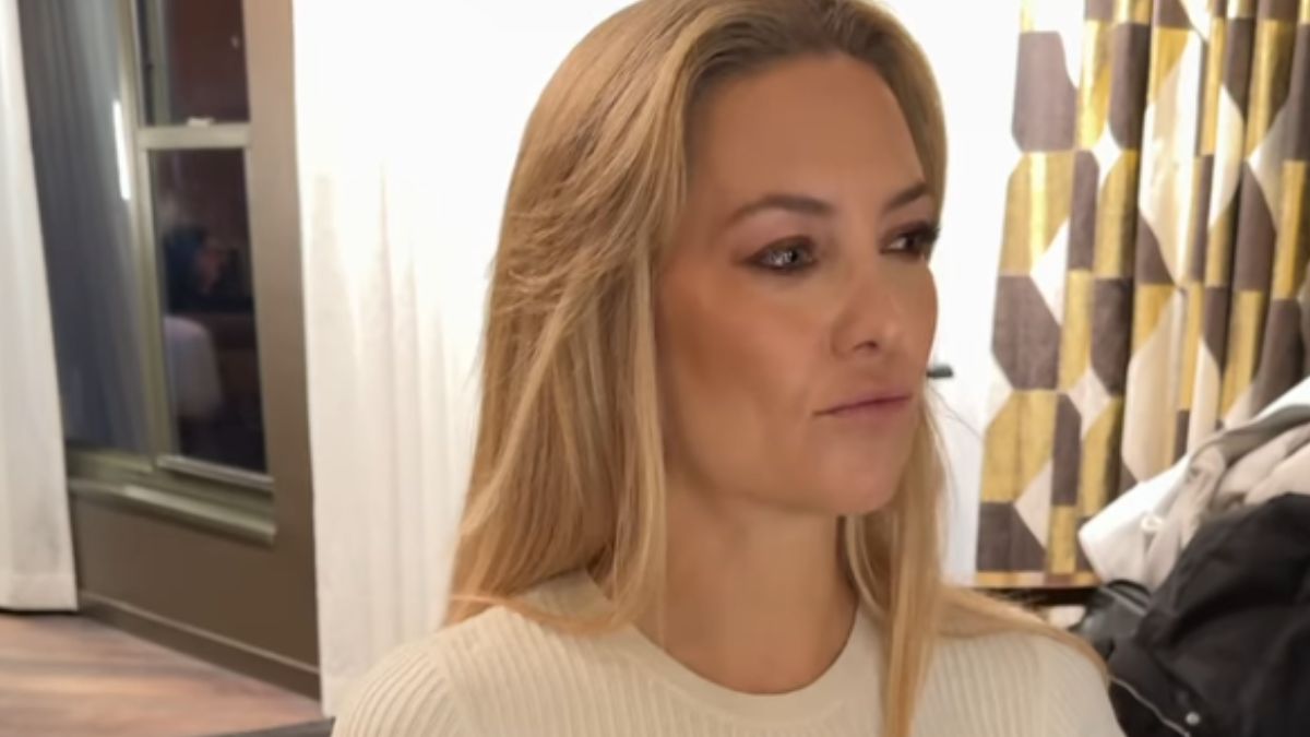 Kate Hudson’s Custom Teal Armani Privé Mermaid Gown and Goldie Hawn’s Black Sequin Opera-Glove Look Are the Oscars’ Most Glamorous Mother-Daughter Moment