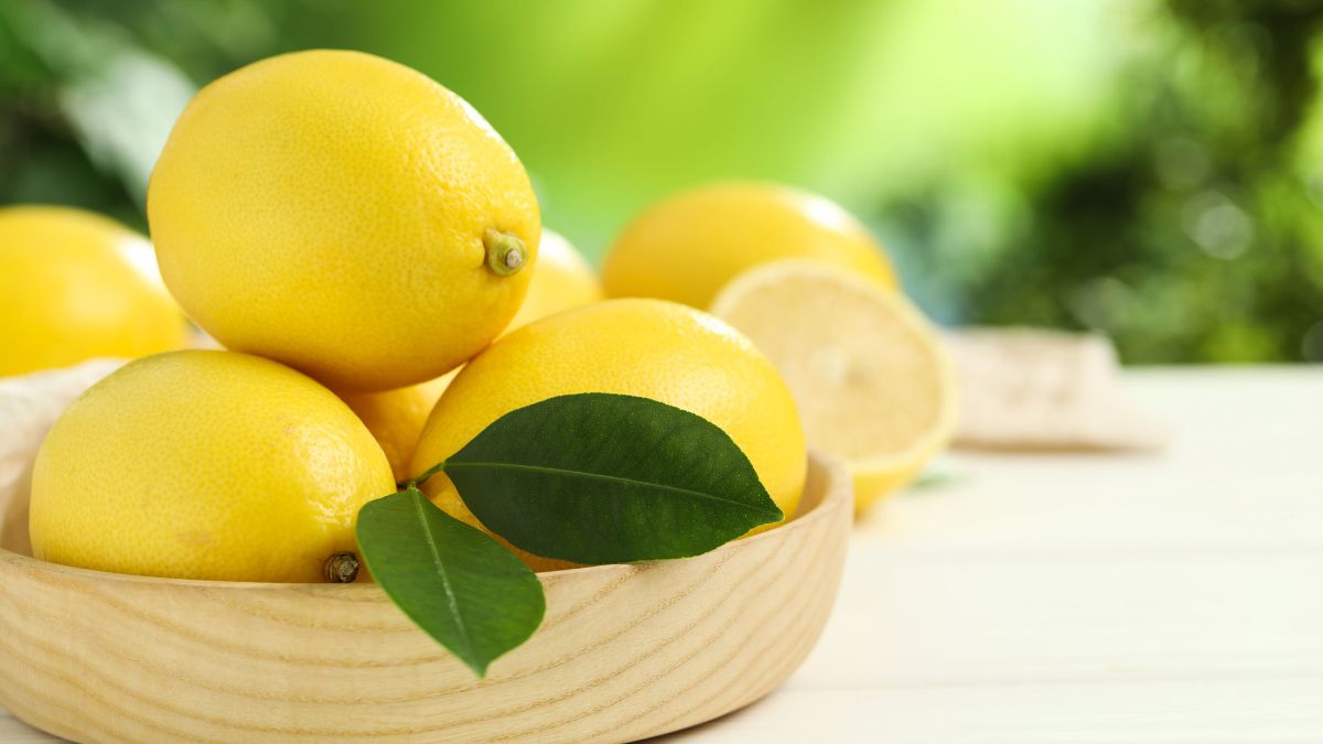 She Showed How to Squeeze a Lemon Without Cutting It and People Say It Changed Their Lives