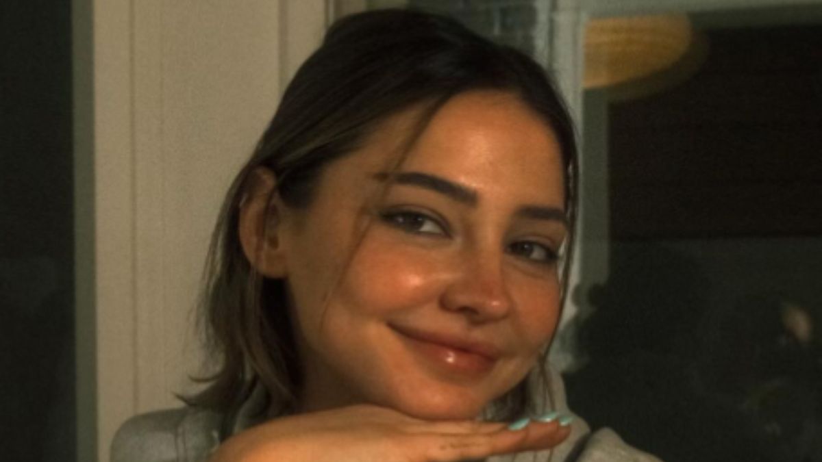 Madelyn Cline’s Striped Poolside Robe Is The Ultimate Easygoing Summer Uniform