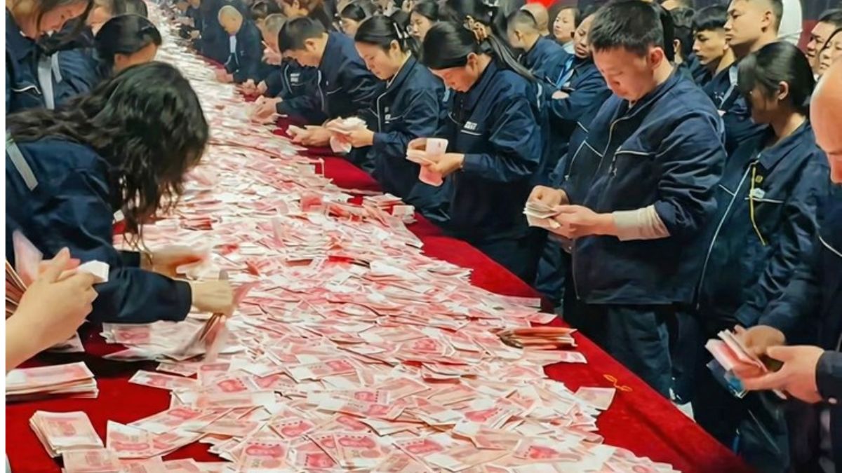A Chinese Company Handed Out $26 Million in Cash Bonuses at Its Annual Party