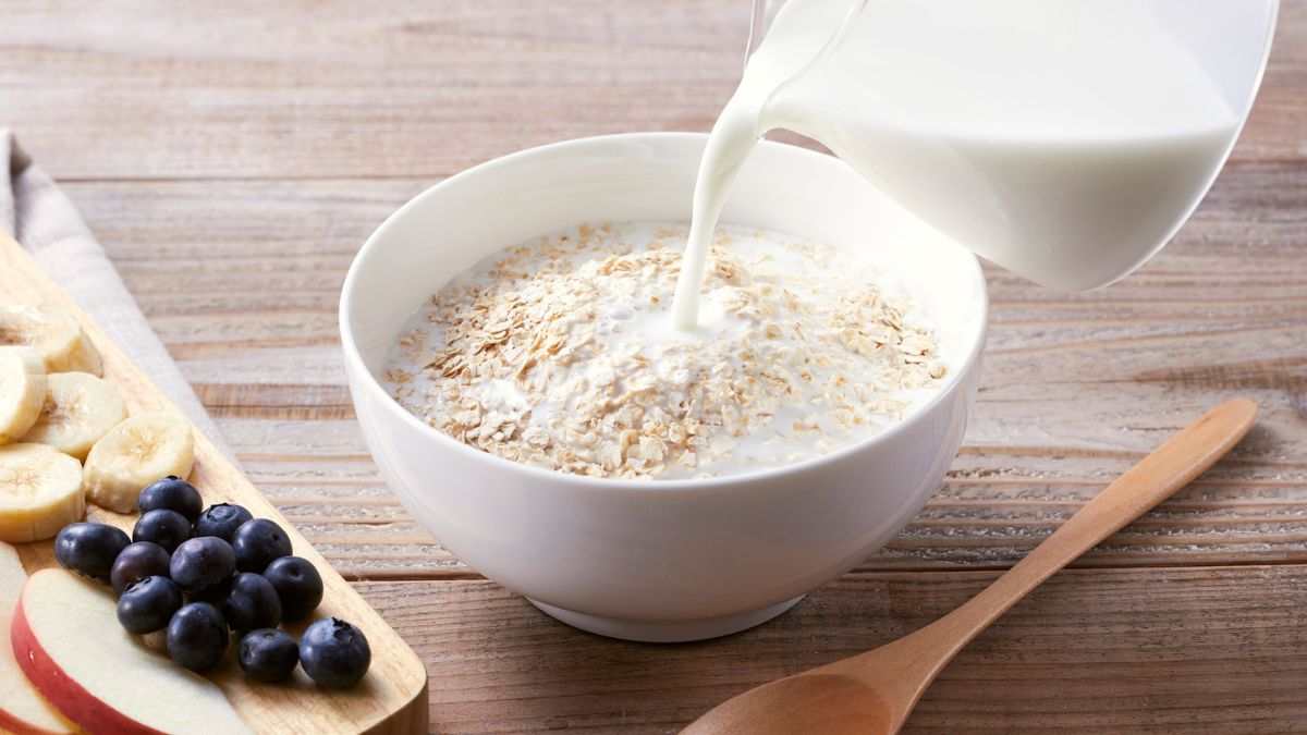 Whether Oatmeal or Wheat Semolina Is the Healthier Choice for Your Morning Meal