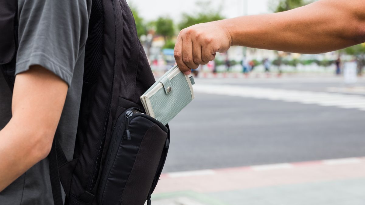 Travel Mistakes That Instantly Mark You as a Target for Pickpockets