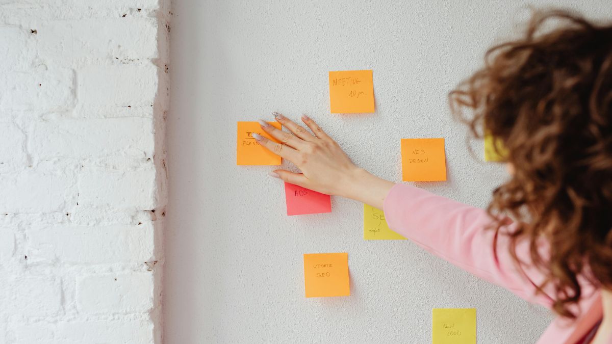 A Woman Starting a New Job Found Adorable Messages Left by Her Predecessor in the Office