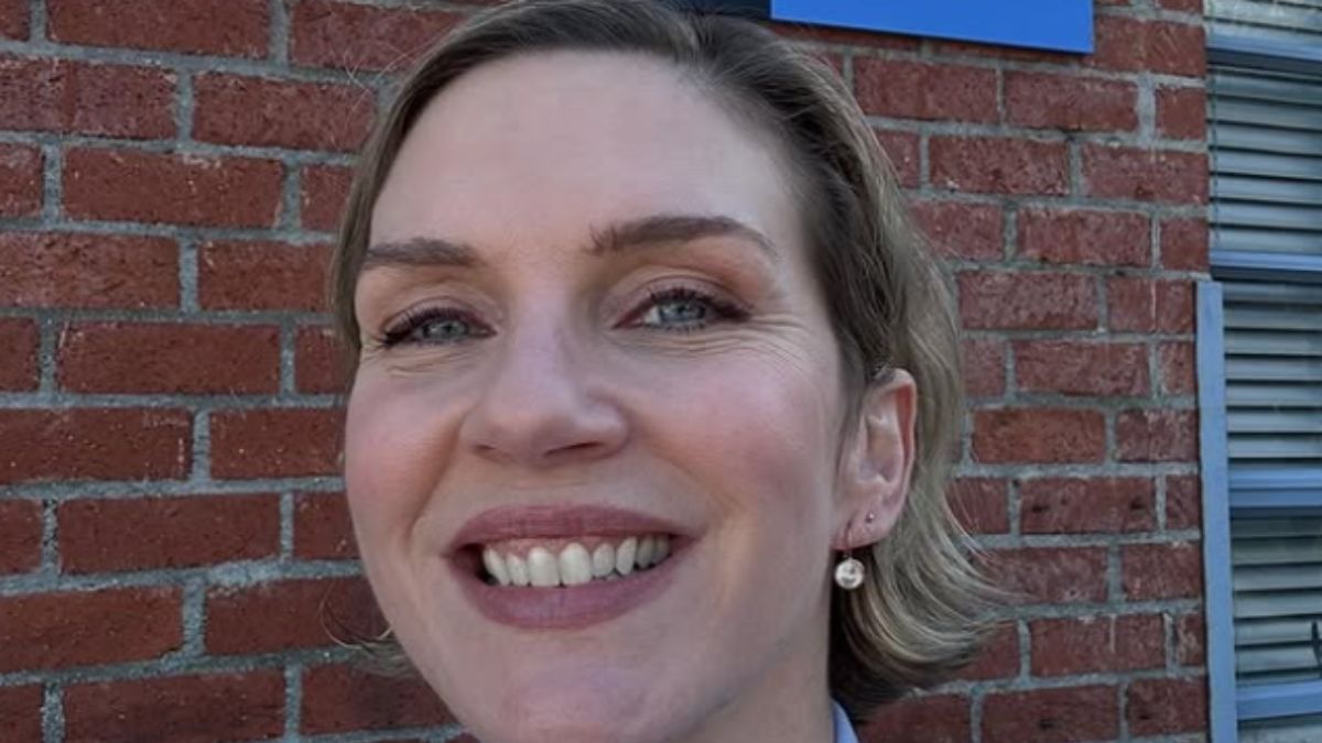 Rhea Seehorn’s Midnight Blue Gown Is the Ultimate Timeless After-Dark Statement Piece