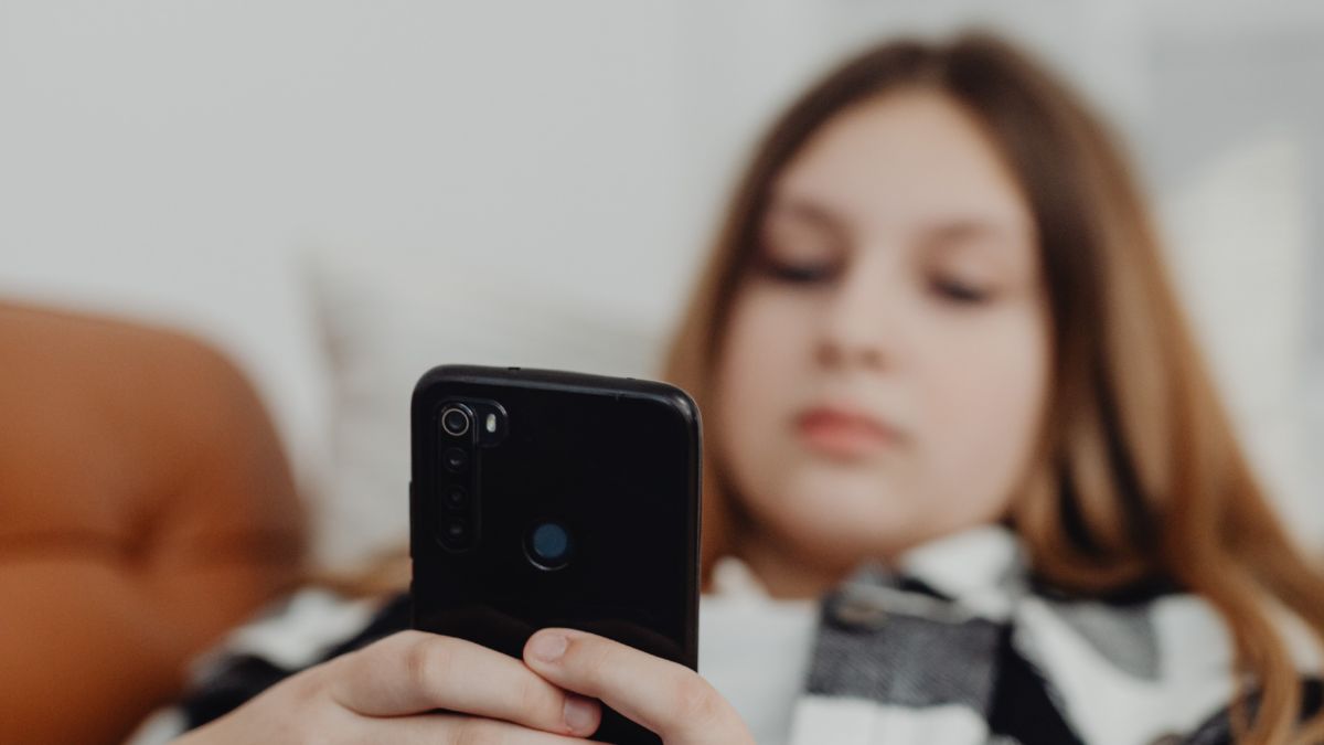 She Scrolled Up to Eight Hours a Day. She Quit for 50 Days and Revealed What Happened