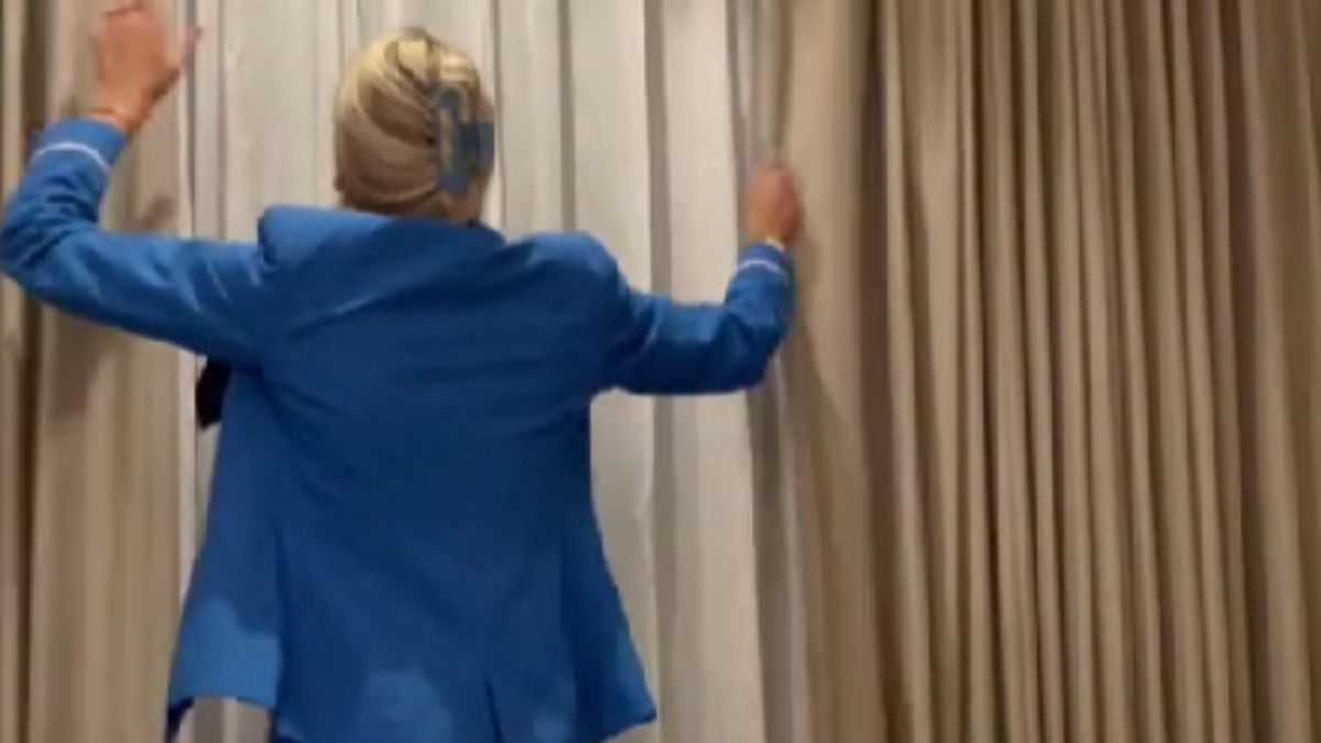 A Flight Attendant Reveals Why You Should Always Toss a Water Bottle Under Your Hotel Bed