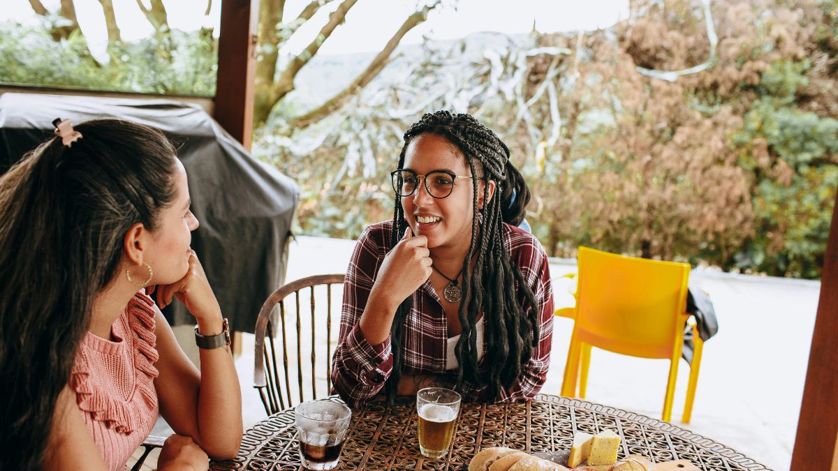 Person Who Does These 11 Things in Conversation Is a Bigger Narcissist Than You Think