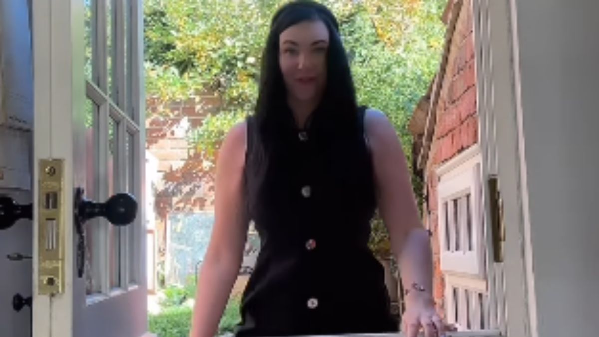 She Stands 7 Feet Tall and Has the Third Largest Female Hands in the World: “They Often Used to Humiliate Me”