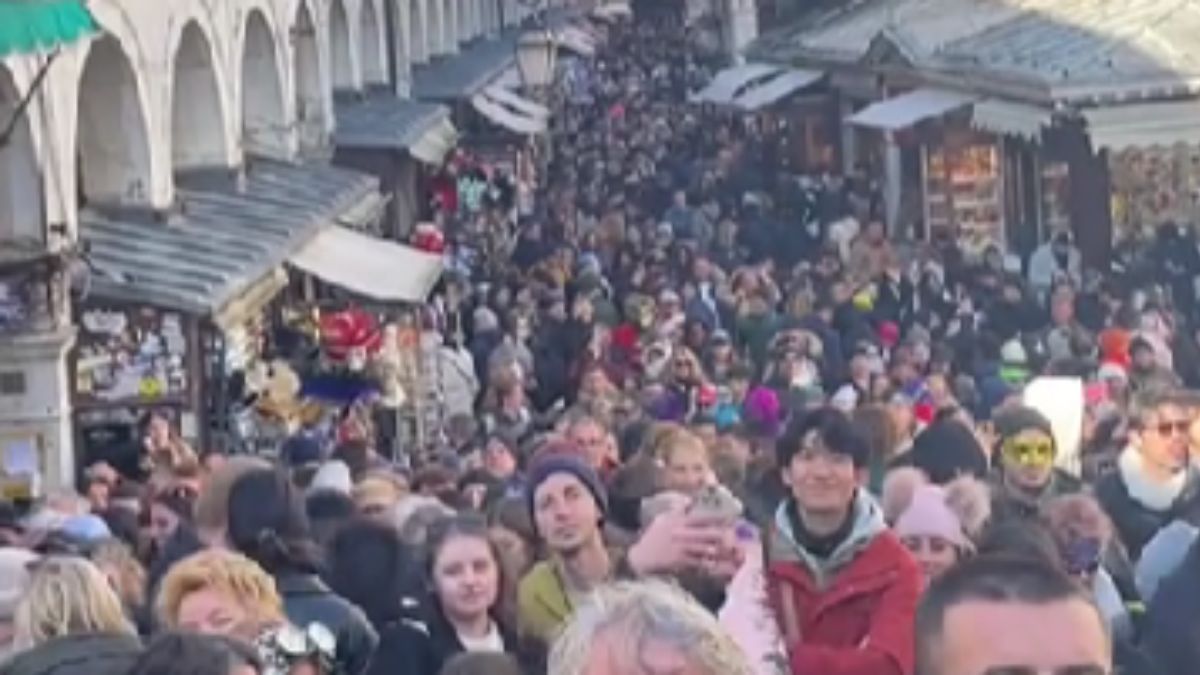Venice Turned Into a Tourist Nightmare During Carnival Opening Weekend