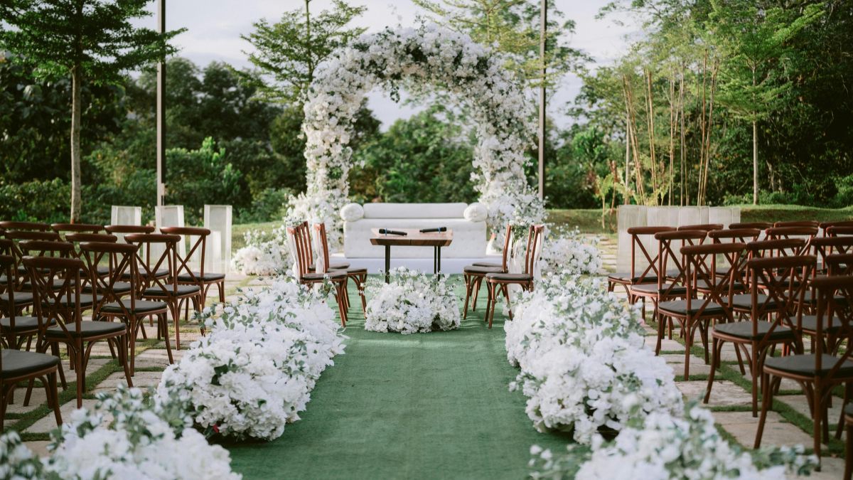 A Wedding Guest’s Pregnancy Announcement at Someone Else’s Ceremony Has Sparked a Major Etiquette Debate