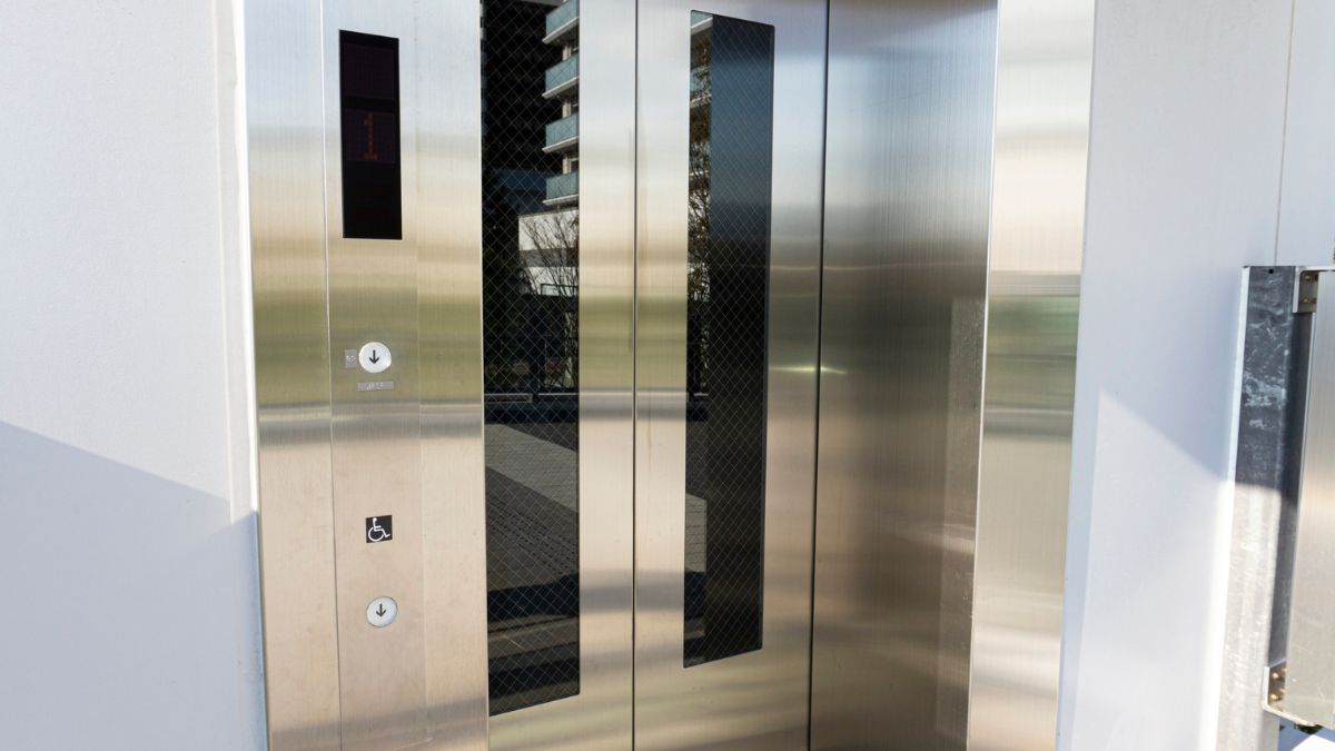 Petty Habits People Do in Elevators That Infuriate Everyone Else