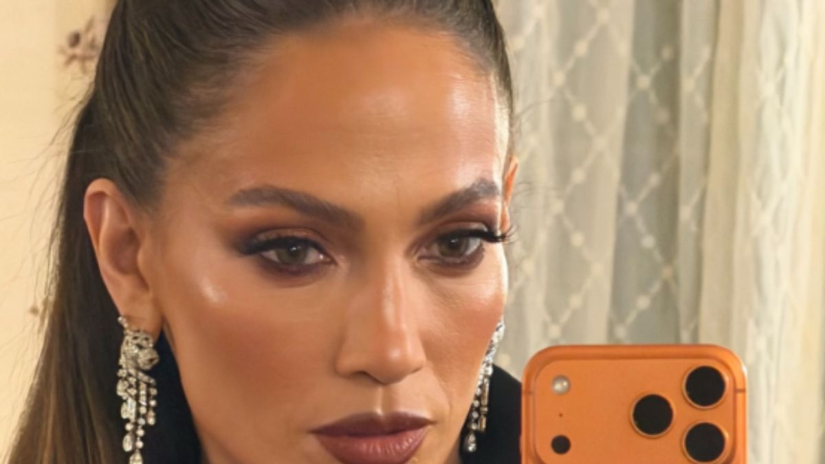 Jennifer Lopez’s 56-Year-Old Lacy Dress Is a Bold Red Carpet Statement Worth Copying