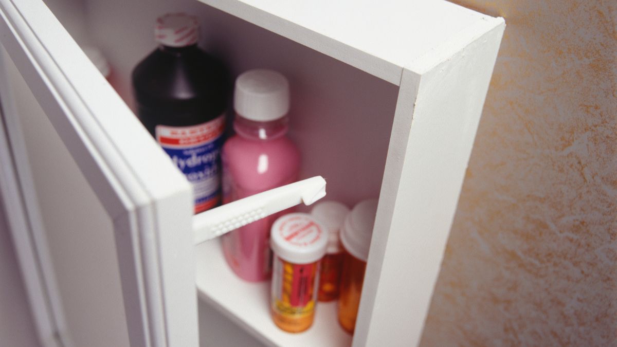 35 Dangerous Things You Keep in Your Medicine Cabinet That Scammers Want to Steal
