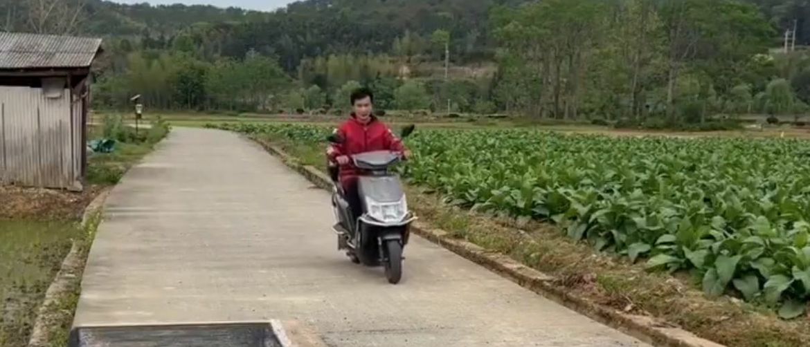 An Anamorphic Street Illusion Surprises Passersby and Viewers Who Easily Fall for the Trick