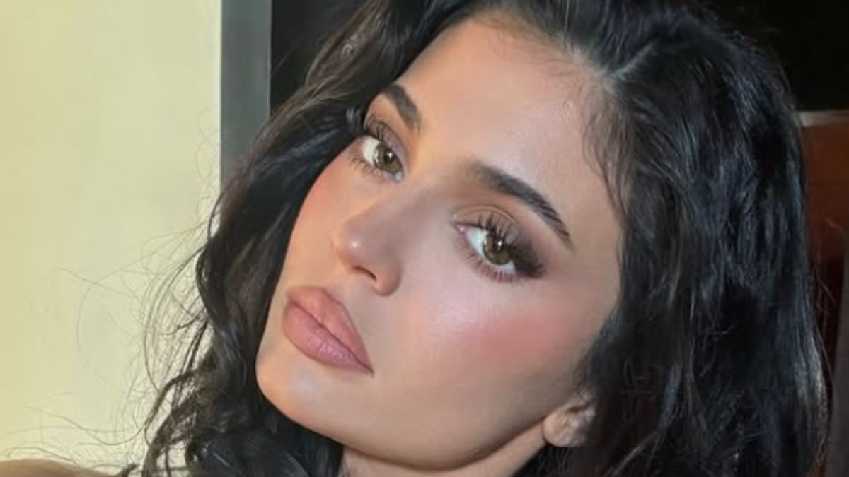 Kylie Jenner’s Oversized Chanel Bow Is Vanity Fair’s Boldest High-Fashion Statement
