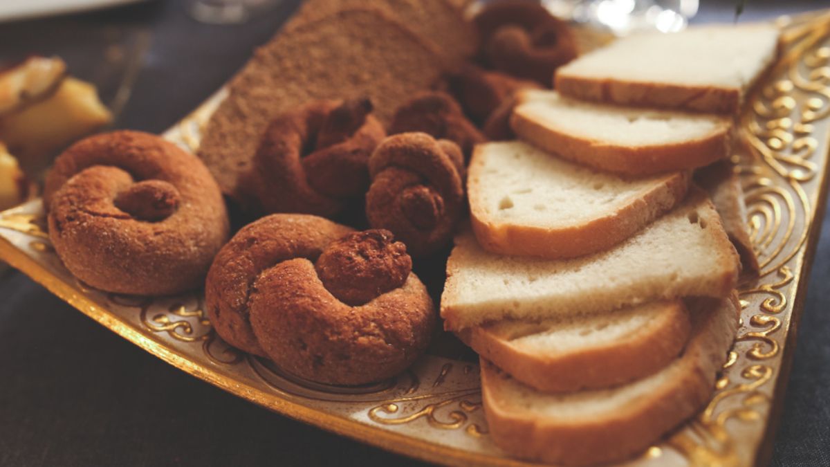Disgusting Secrets Restaurants Hide About What Happens to the Leftover Bread