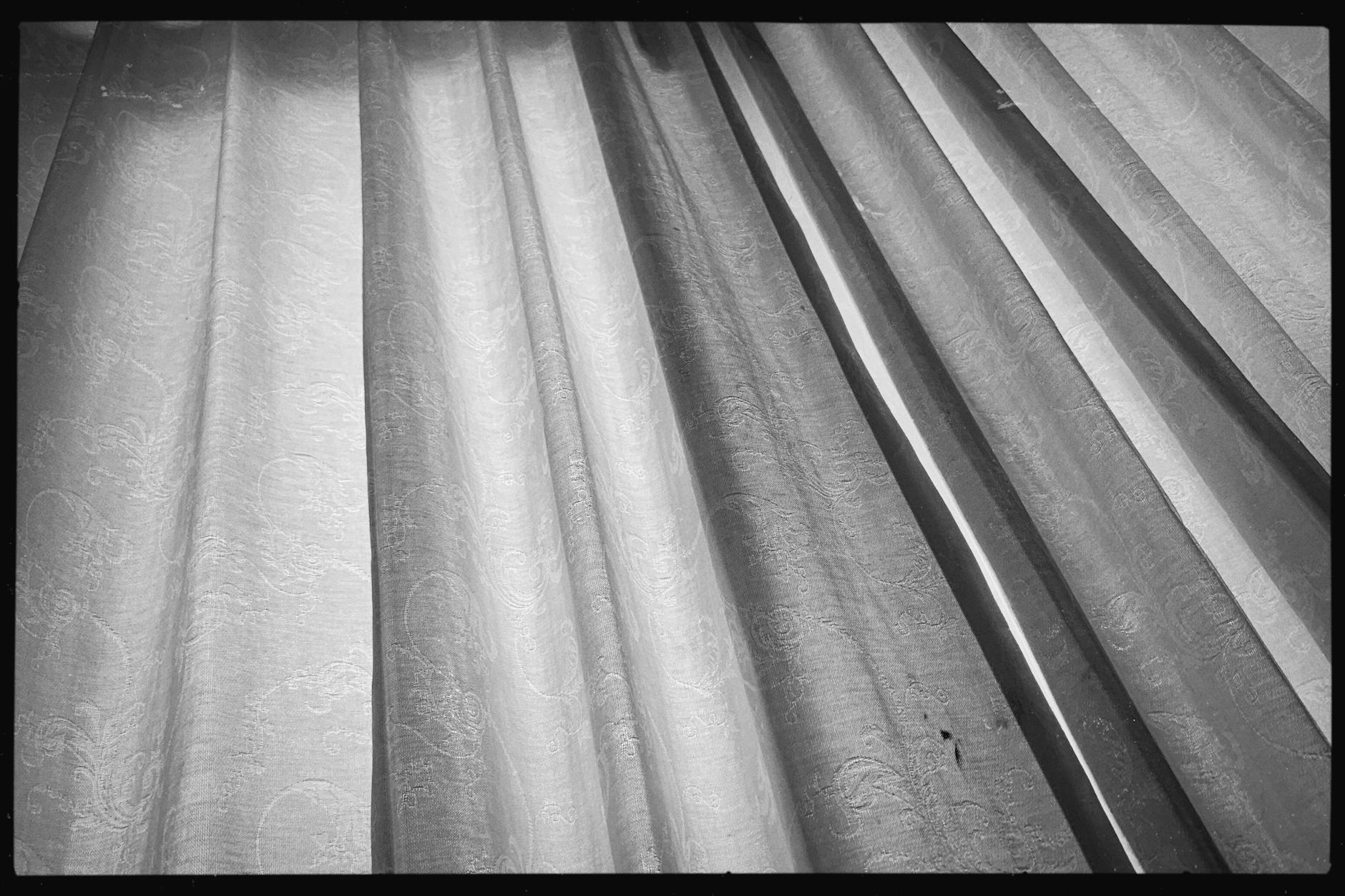 Lining curtain