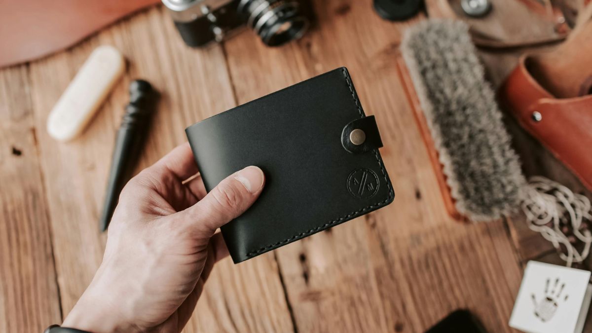 Things You Should Never Keep in Your Wallet Anymore